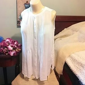 Pleeted white sleeveless shirt